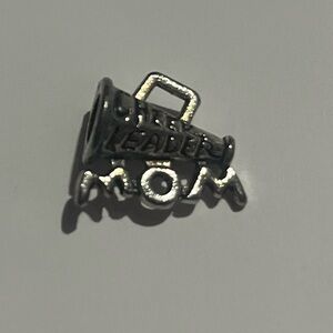 New cheerleader, mom charm